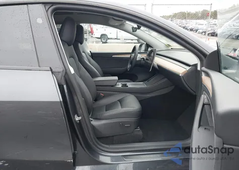 2025 Tesla Model Y Long Range Dual Motor Rear-Wheel Drive z USA, uszkodzony, nr VIN 7SAYGDED8SA375060